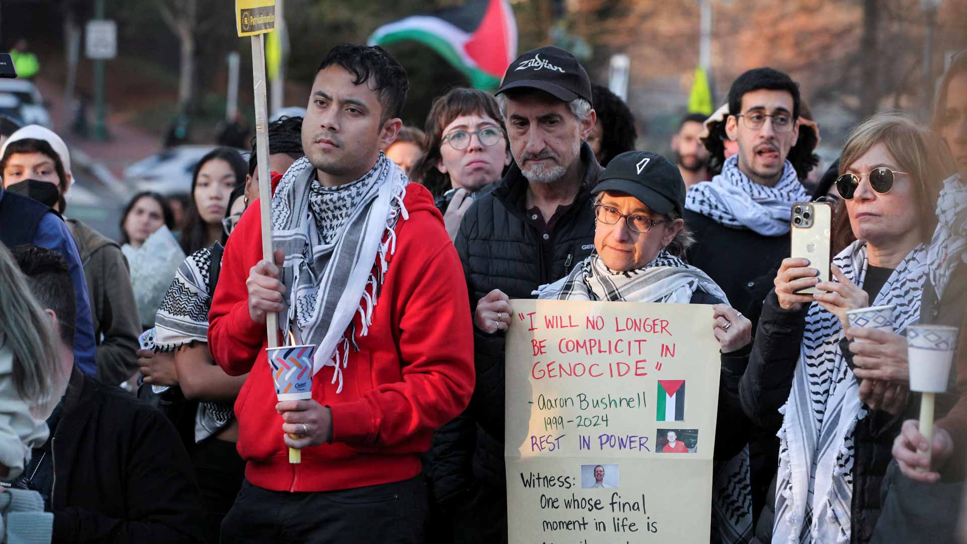 صورة بعنوان: في حدث مأساوي..الموت يدرك الطيار الأميركي بعدما أحرق نفسه بالأمس   