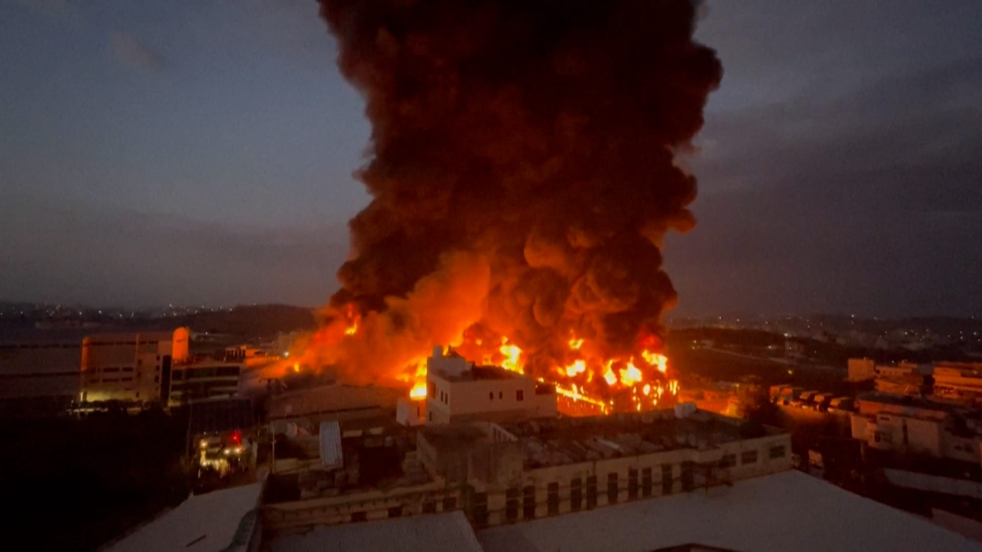 صورة بعنوان: حريق ضخم يلتهم مصنعاً في الخليل وفرق الإطفاء تحاول السيطرة عليه  