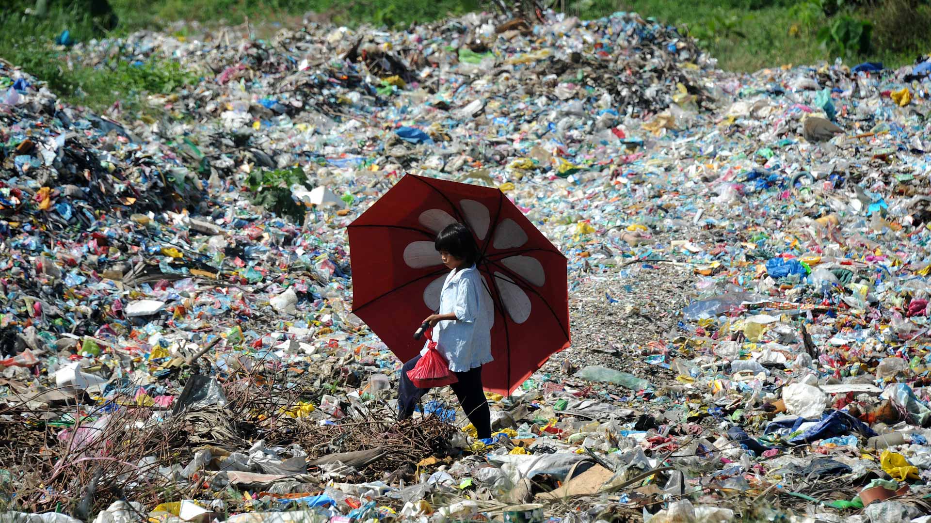 صورة بعنوان: في تنبيه أممي..زيادة النفايات بالعالم تخنق الأرض وتقضي على البشرية 
