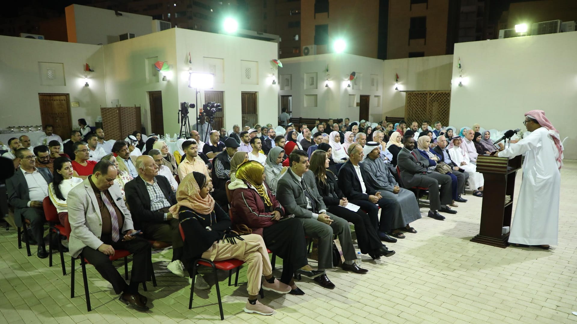 صورة بعنوان: قصائد تفيض بالعاطفة الإنسانية ضمن أمسية بيت الشعر في الشارقة 