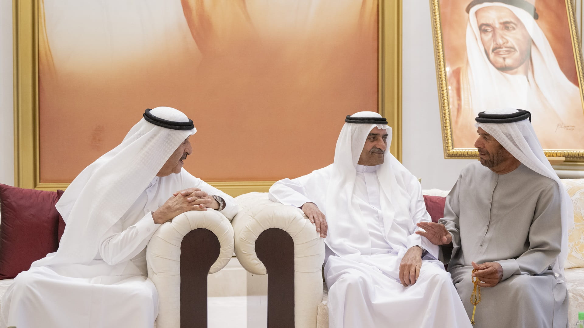 صورة بعنوان: حمد الشرقي وسعود المعلا يعزيان في وفاة مهرة بنت خالد آل نهيان 