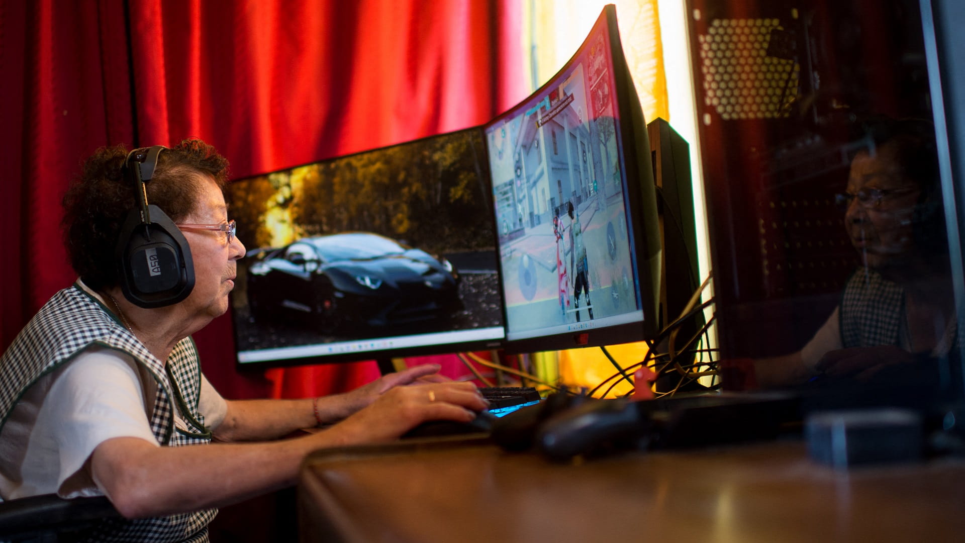 Image for the title: Chile granny finds solace, celebrity in online gaming 