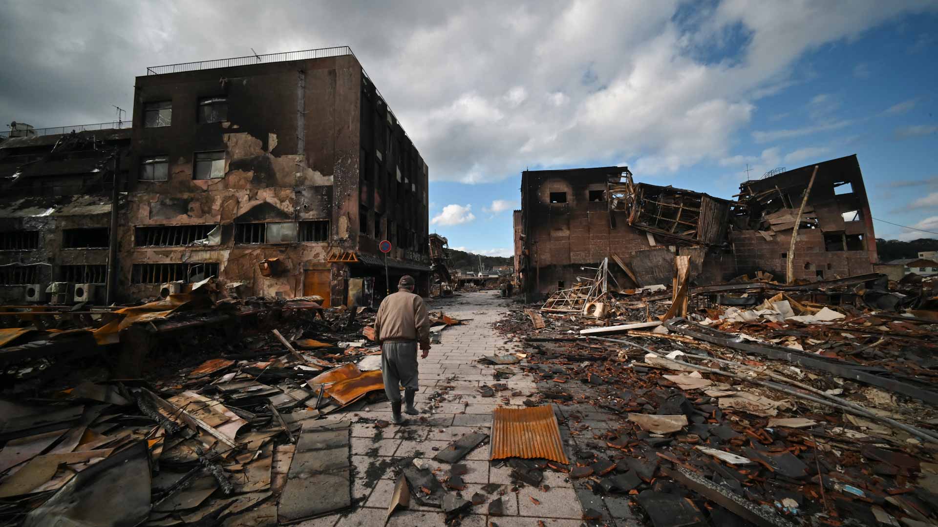 Image for the title: Hundreds cut off after Japan quake that killed 78 