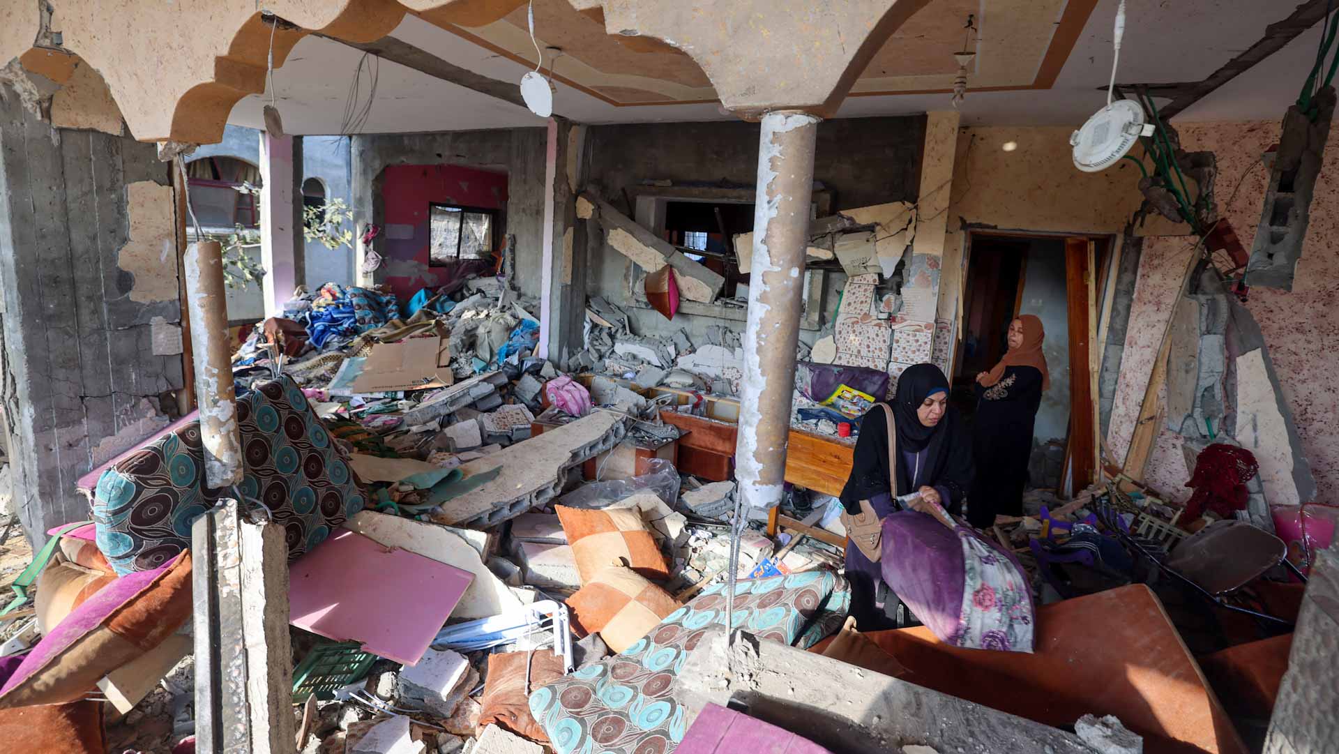 Image for the title: Health ministry in Gaza says 22,600 killed in war 