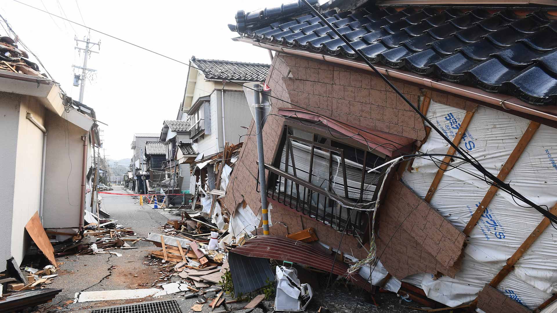 Image for the title: Death toll hits 126 in Japan quake 
