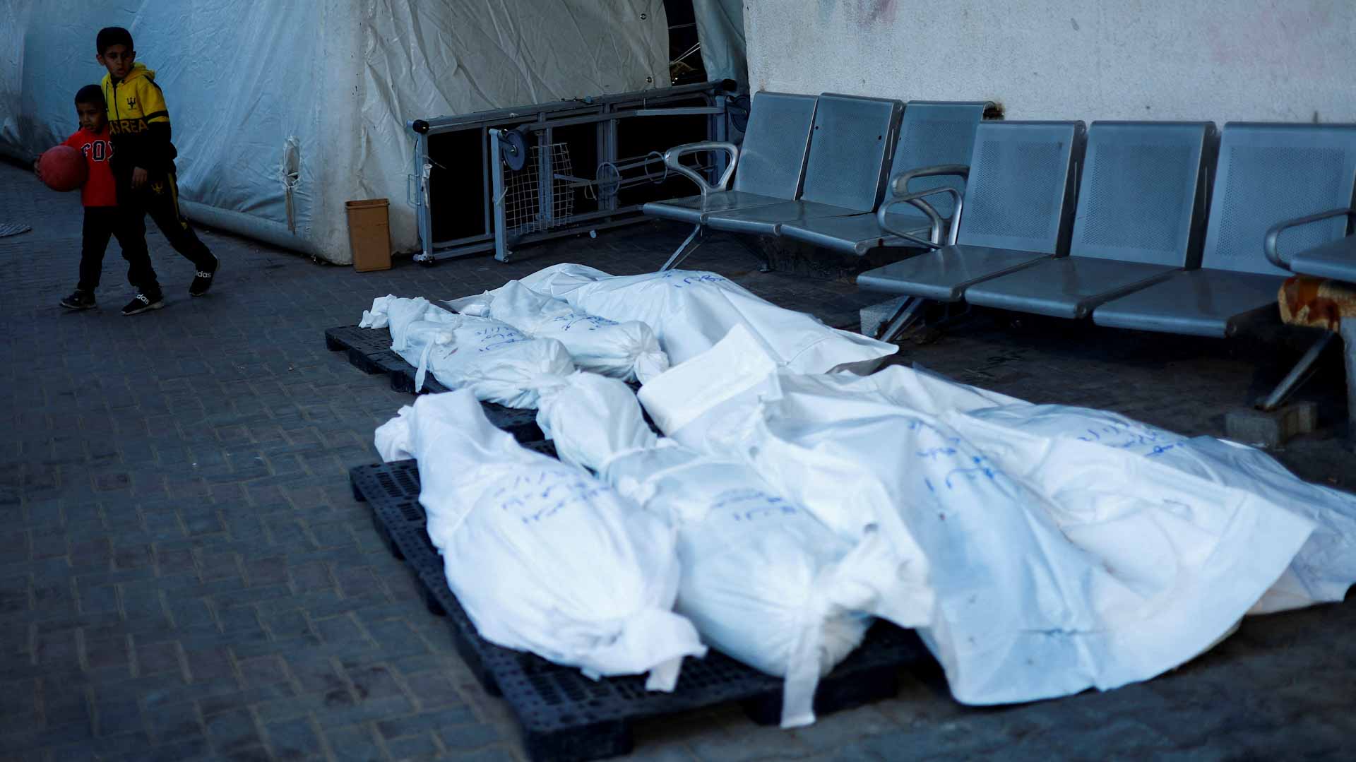 صورة بعنوان: عدد قتلى الغارات الإسرائيلية على غزة يرتفع إلى 22600 فلسطيني 