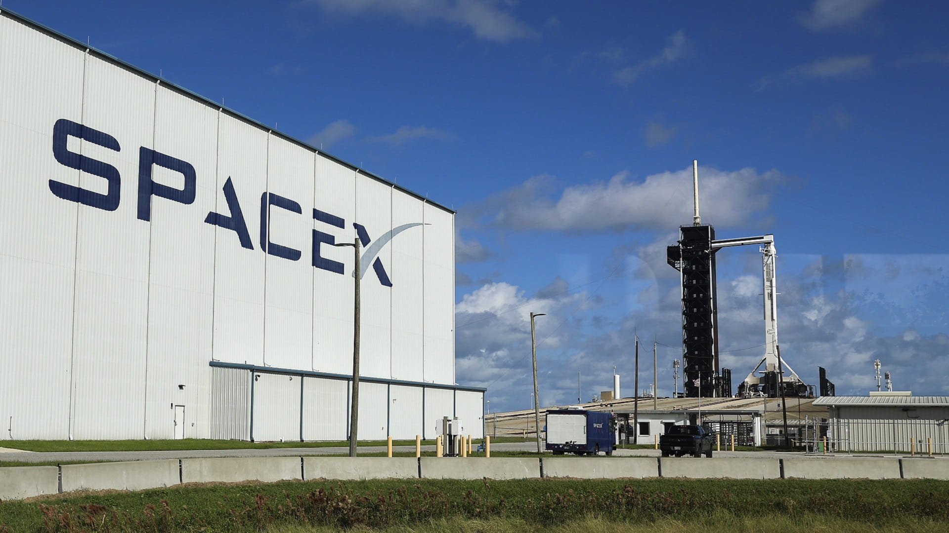 Image for the title: SpaceX sues to stop US hearing over fired workers 
