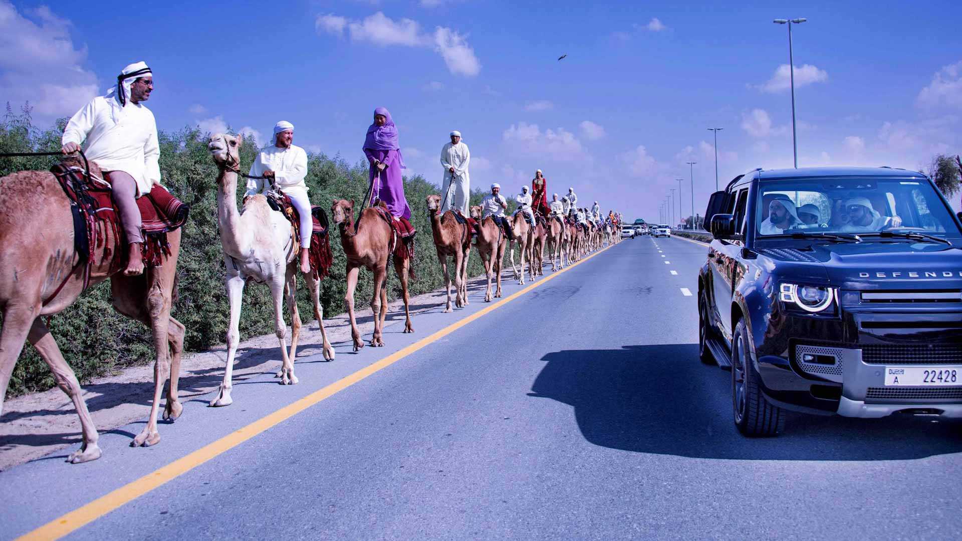 صورة بعنوان: محمد بن راشد يلتقي المشاركين في قافلة "رحلة الهجن" 
