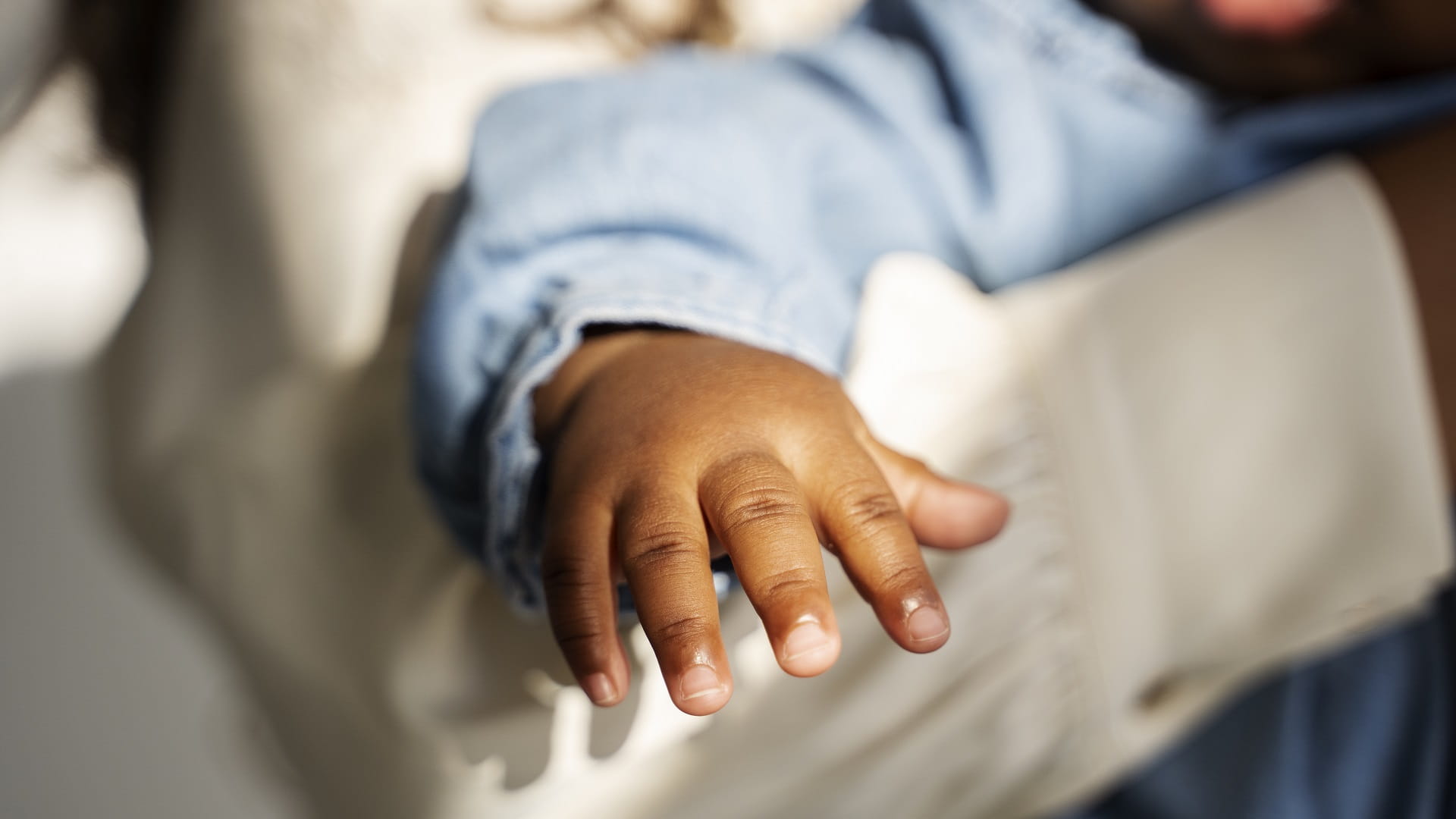 صورة بعنوان: عبر الخدمات الاجتماعية... الشارقة سباقة بتطبيق برنامج احتضان الأسر 