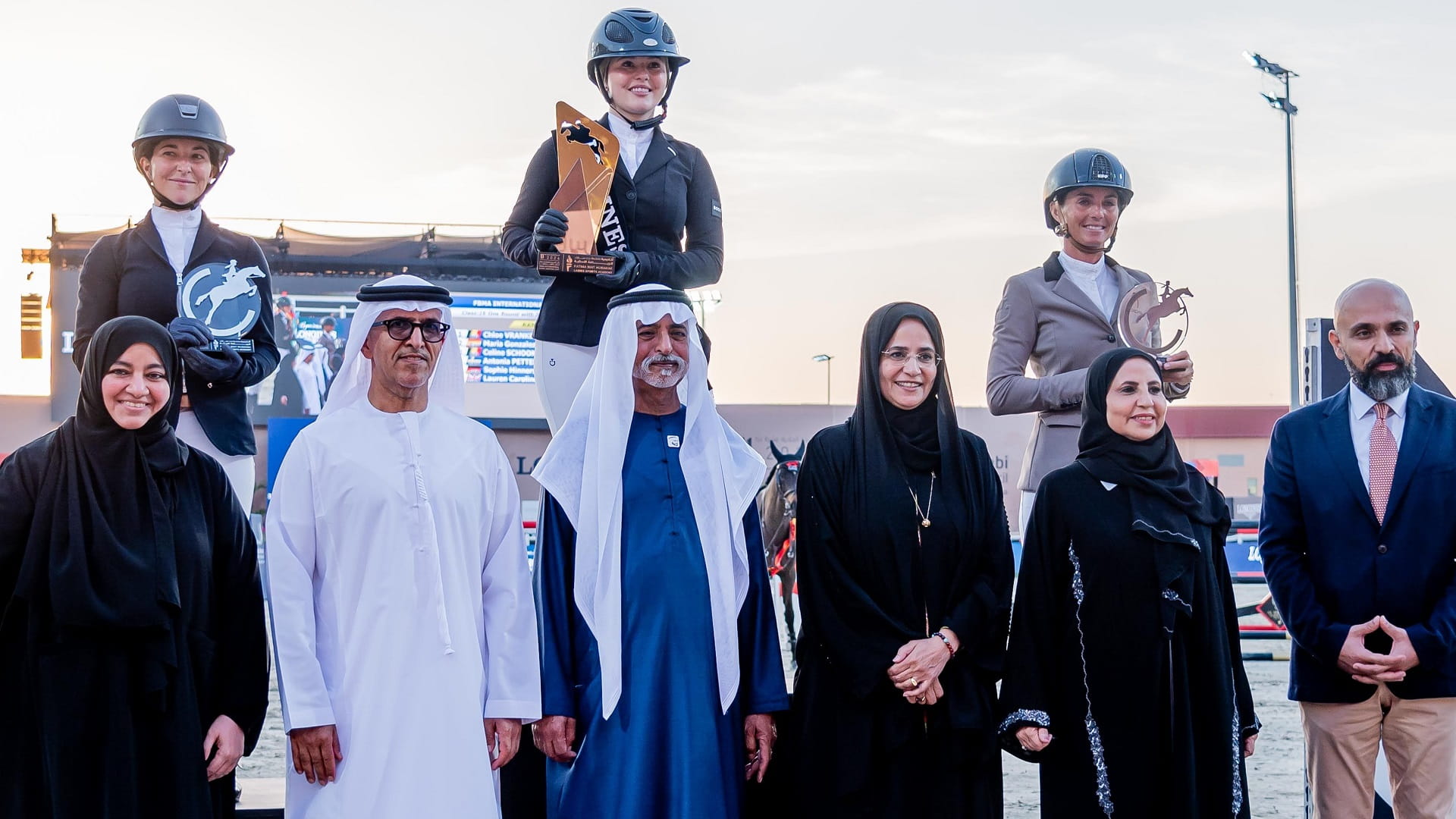 صورة بعنوان: نهيان بن مبارك يتوج الفائز في "دولية أكاديمية فاطمة لقفز الحواجز" 