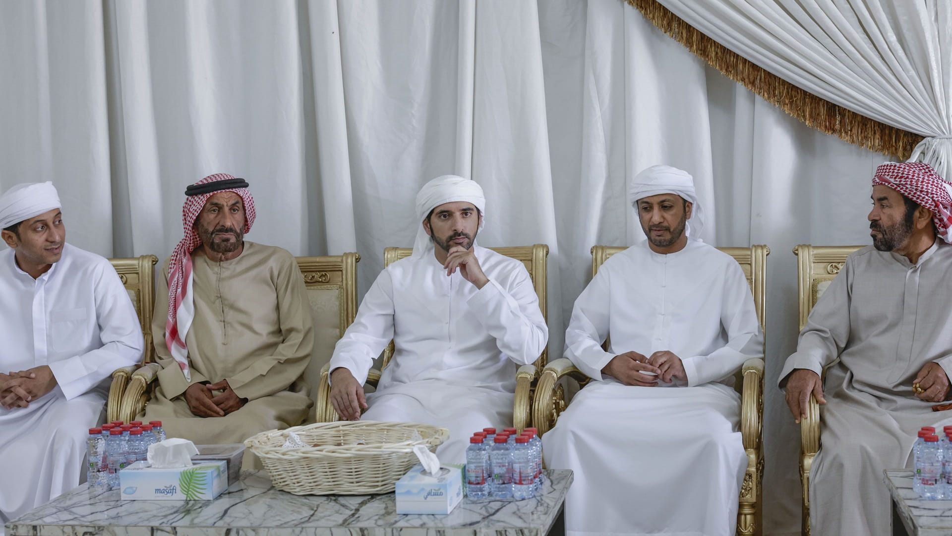 صورة بعنوان: حمدان بن محمد يقدم واجب العزاء بوفاة حميد بن سالم بنواس الكتبي 