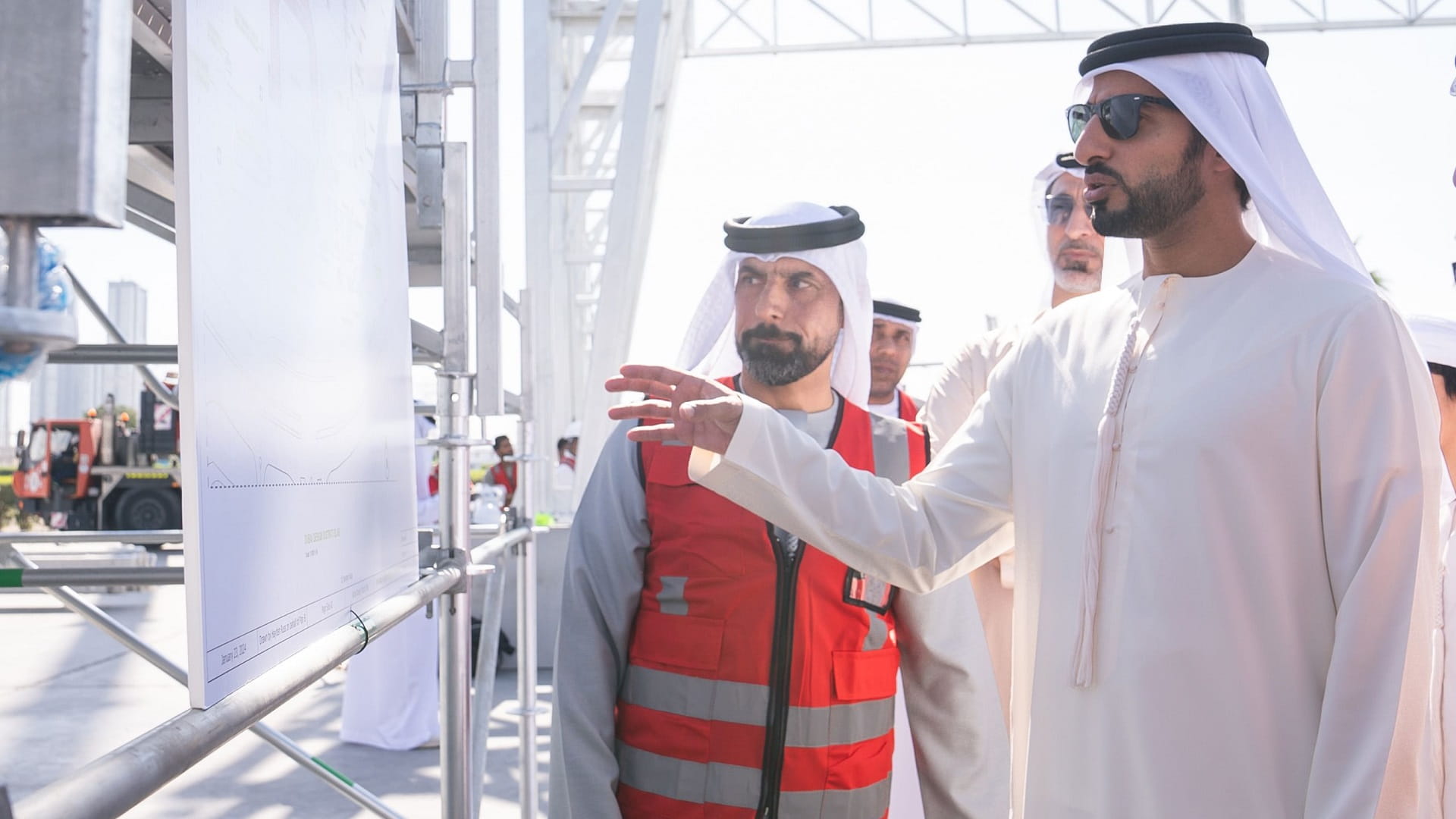 صورة بعنوان: راشد بن حميد يتفقد موقع ملعب كأس العالم لكرة القدم الشاطئية بدبي 