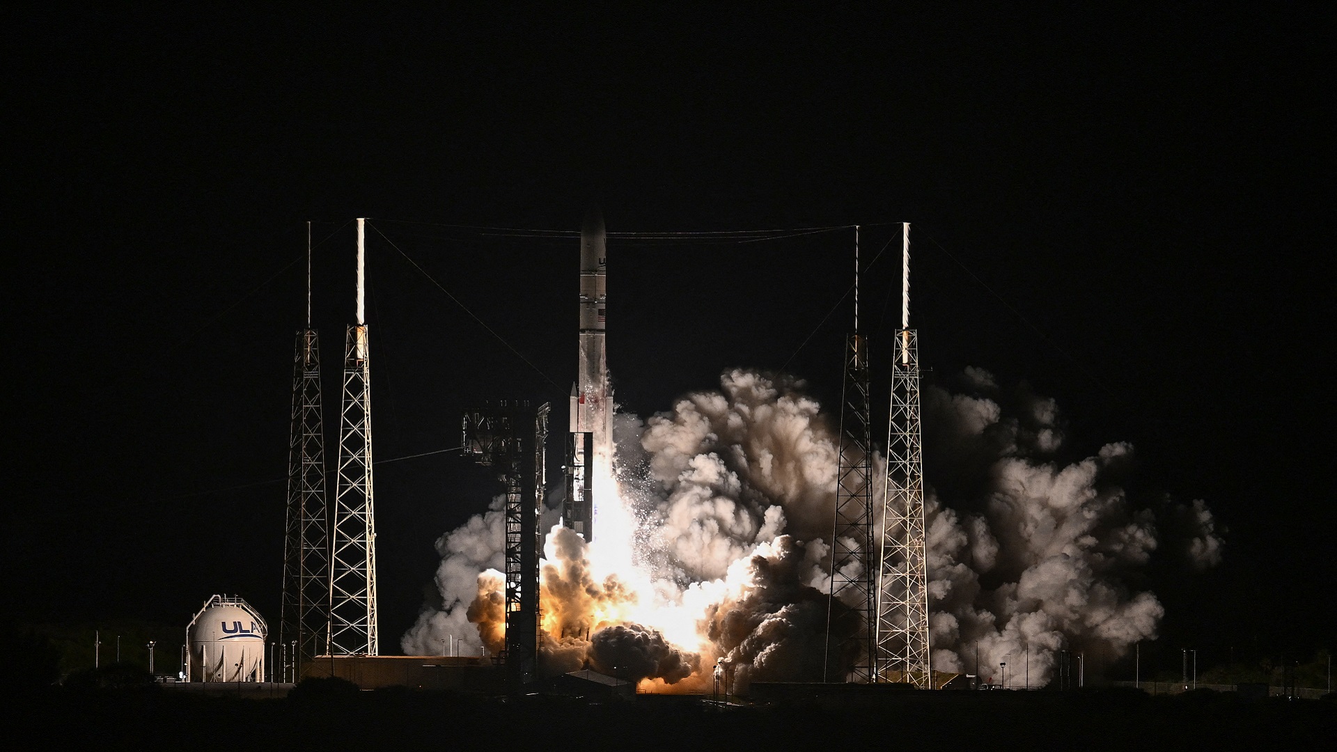 Image for the title: Moon mission fails and NASA program delayed 