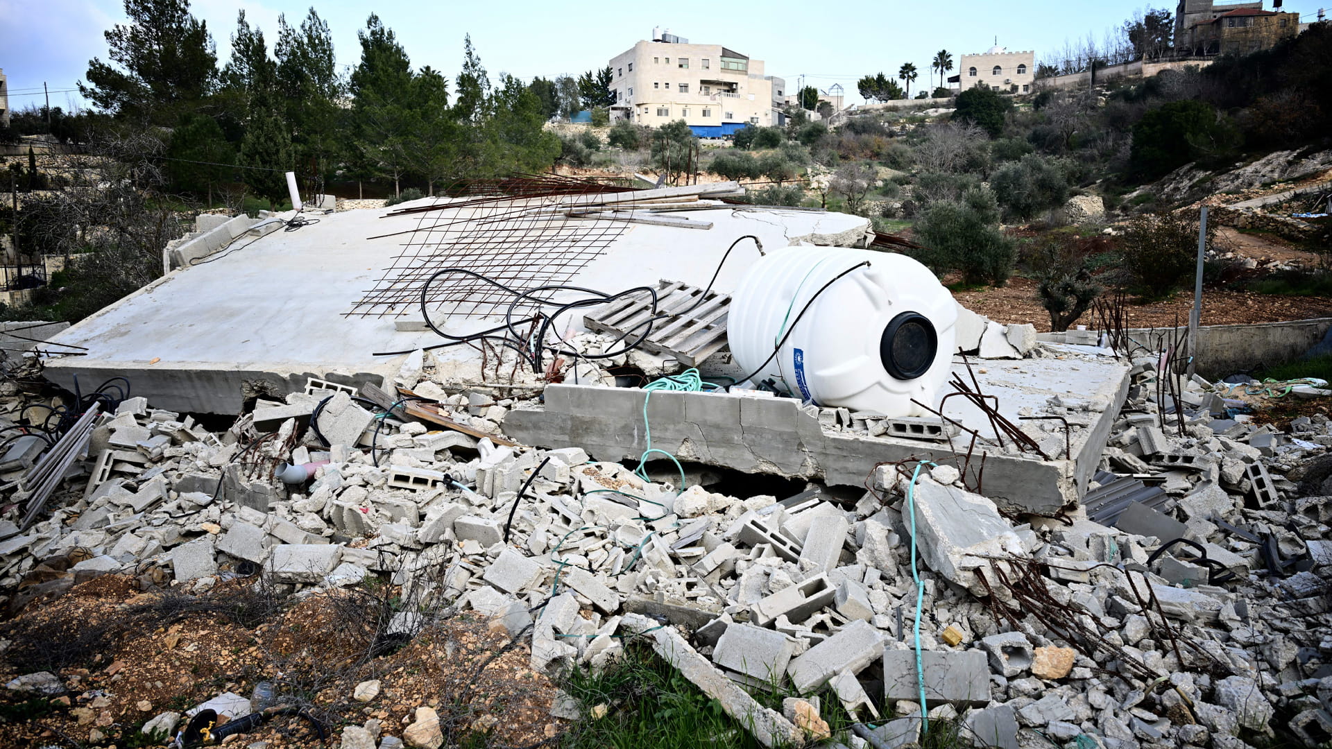 صورة بعنوان: في وطن مجروح..شبح الهدم الإسرائيلي يطارد سكان فلسطين  وسط حرب ضروس 