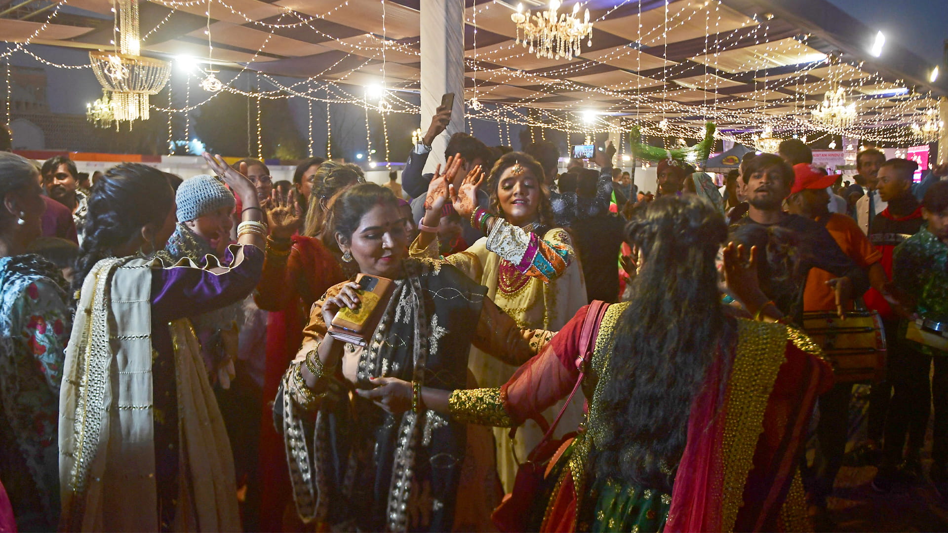 صورة بعنوان: في باكستان..الهندوس يلجأون للزواج الجماعي في تحدٍ للفقر والتهميش 