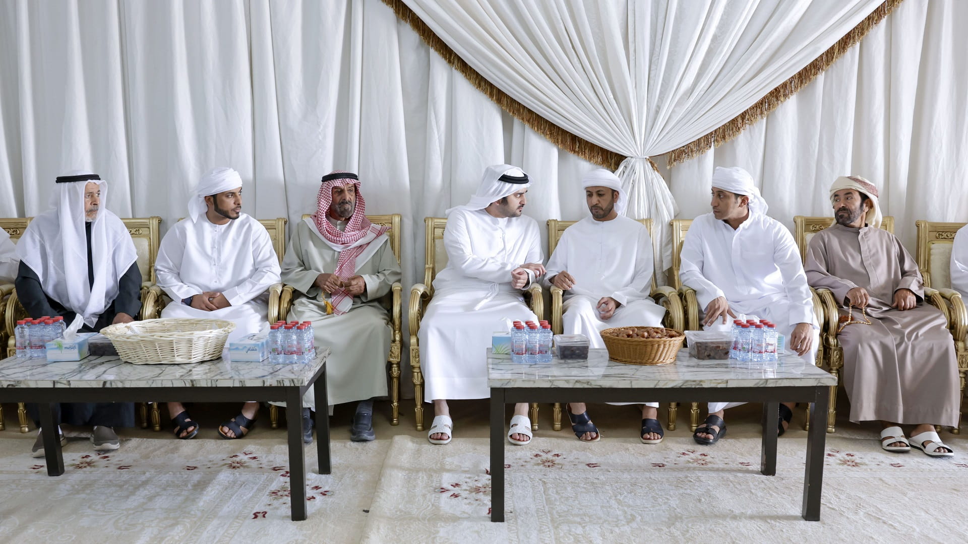 صورة بعنوان: مكتوم بن محمد يقدم واجب العزاء في وفاة حميد بن سالم بنواس الكتبي 