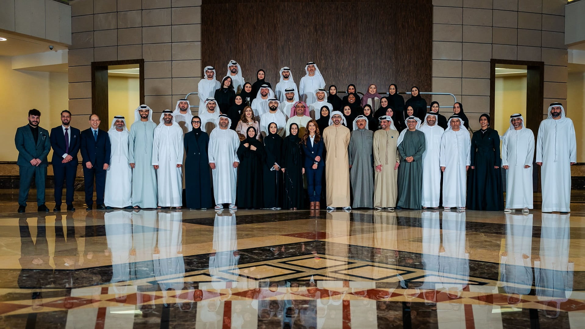 صورة بعنوان: عبد الله بن زايد يحضر حفل استقبال خريجي منصة دراية للمتحدثين 