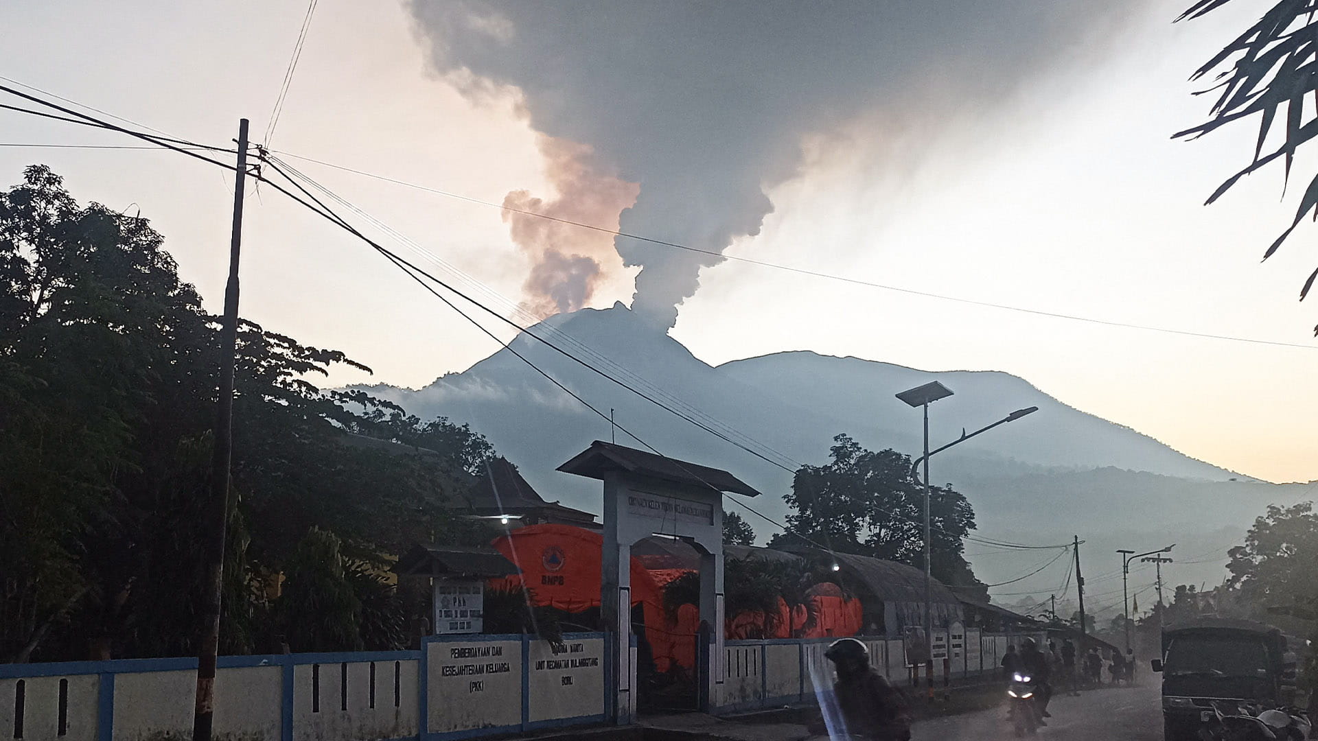 صورة بعنوان: في إندونيسيا..ثوران بركان بجزيرة فلوريس يثير ذعر السكان 