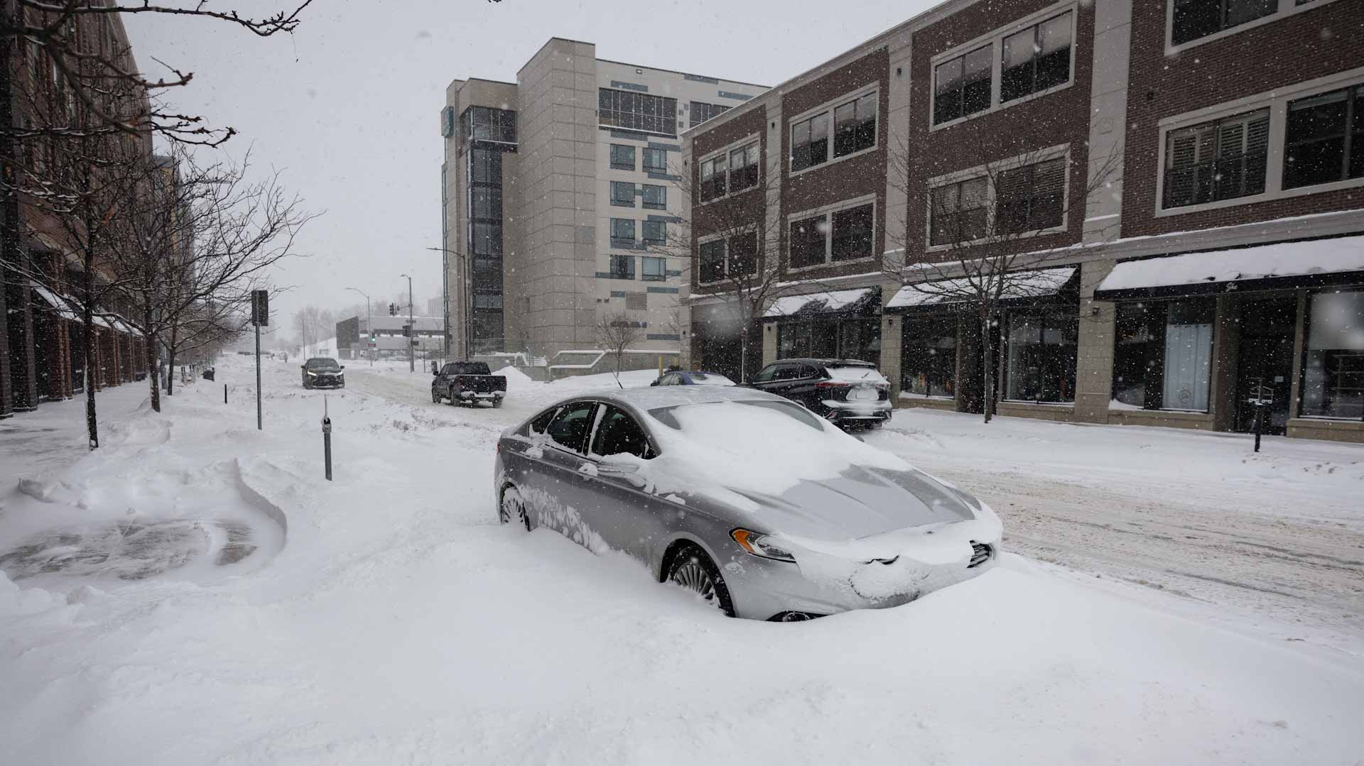 Image for the title: Blizzard strikes US Midwest, cancelling flights 