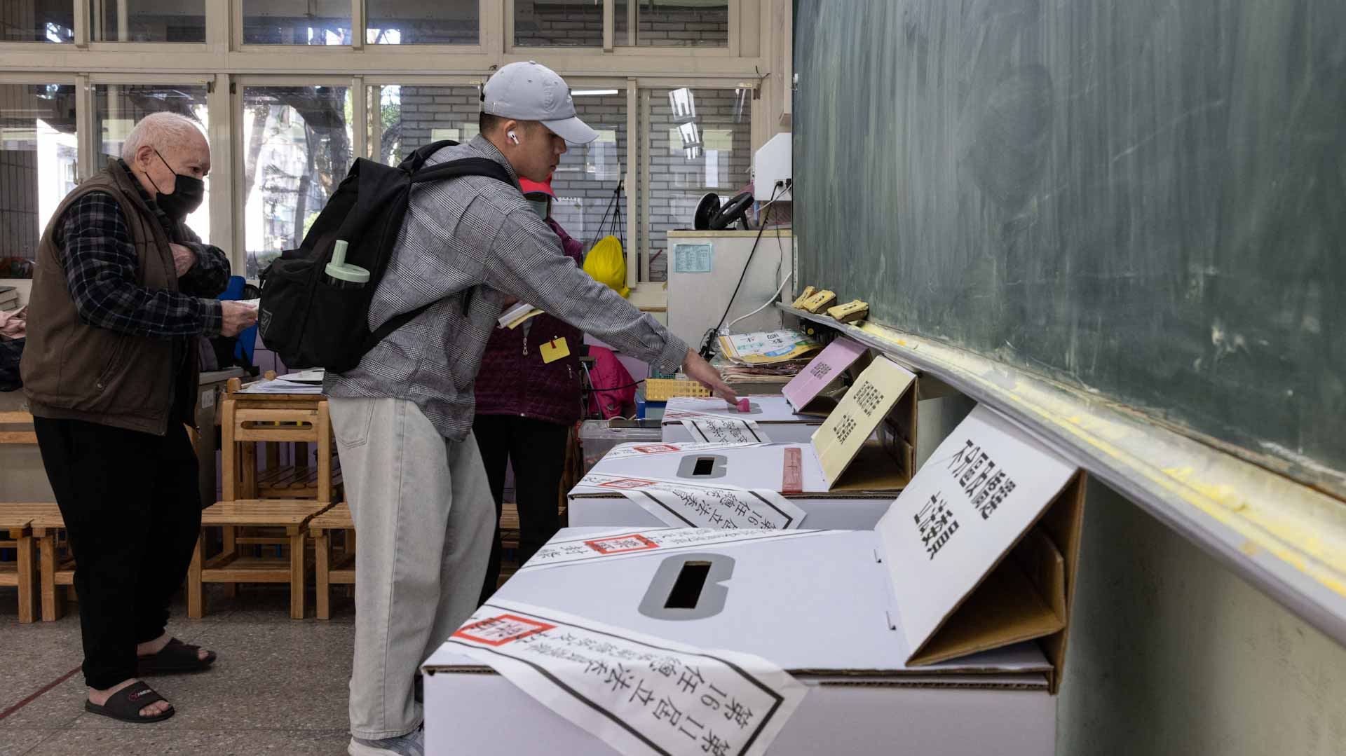 Image for the title: Taiwan votes in key election under Chinese threats 