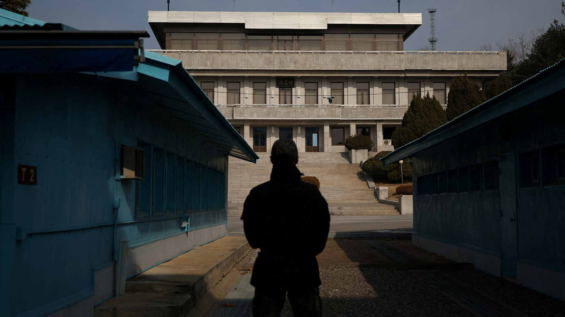 صورة بعنوان: كوريا الشمالية توقف بثاً إذاعياً وتقلص التبادلات مع سيؤول 