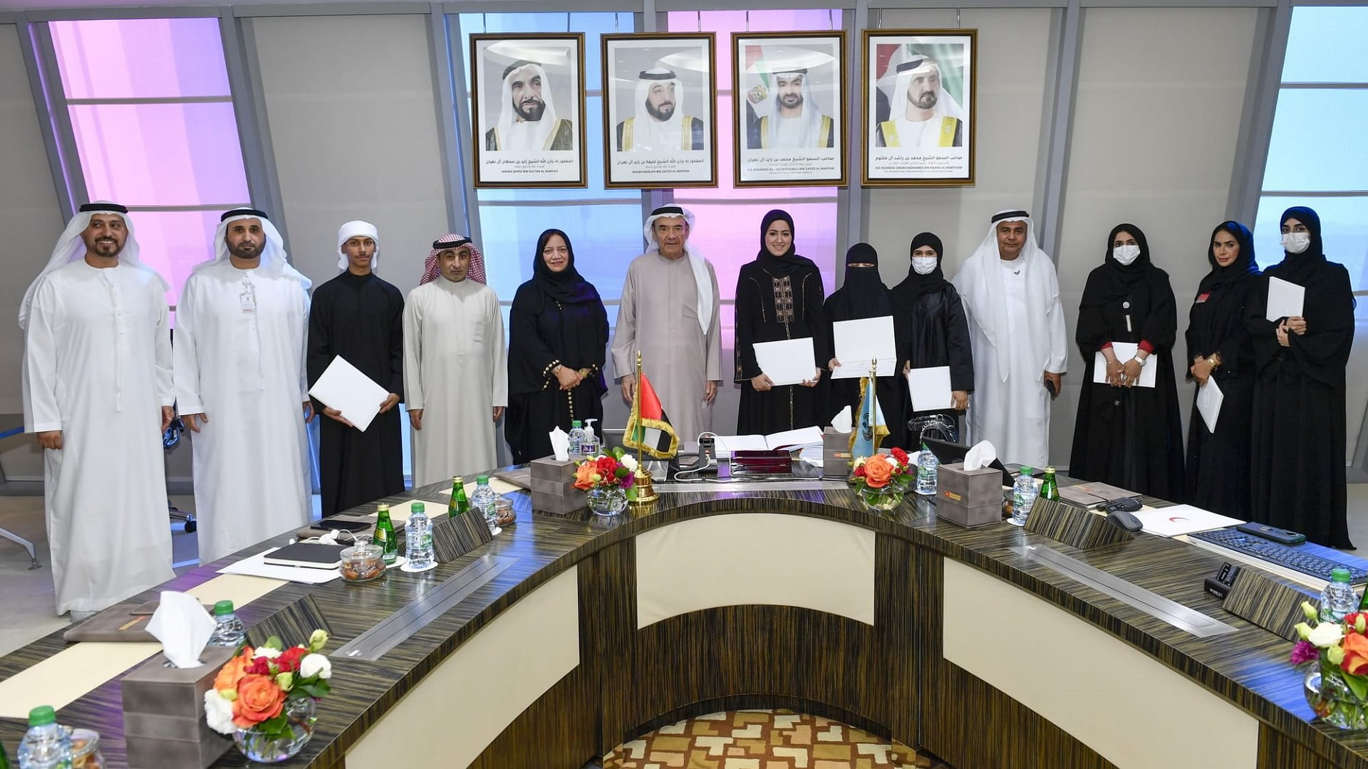 صورة بعنوان: زكي نسيبة يكرم طلبة وطالبات جامعة الإمارات المتفوّقين 