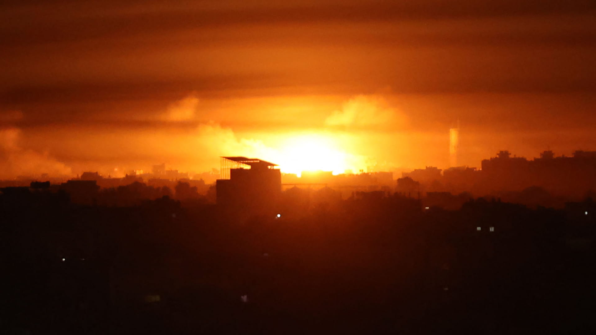 صورة بعنوان: غارات إسرائيلية عنيفة على جنوب غزة بعد اتفاق لإيصال أدوية للرهائن 