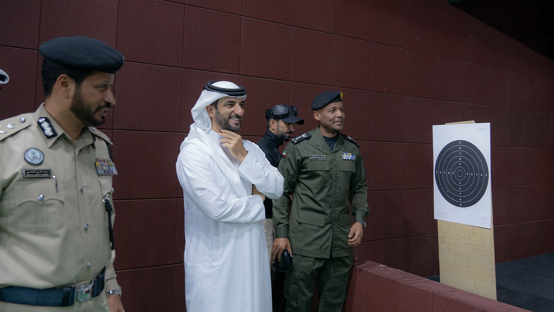 صورة بعنوان: سلطان بن أحمد يشارك بفعالية نادي موظفي حكومة الشارقة للرماية 