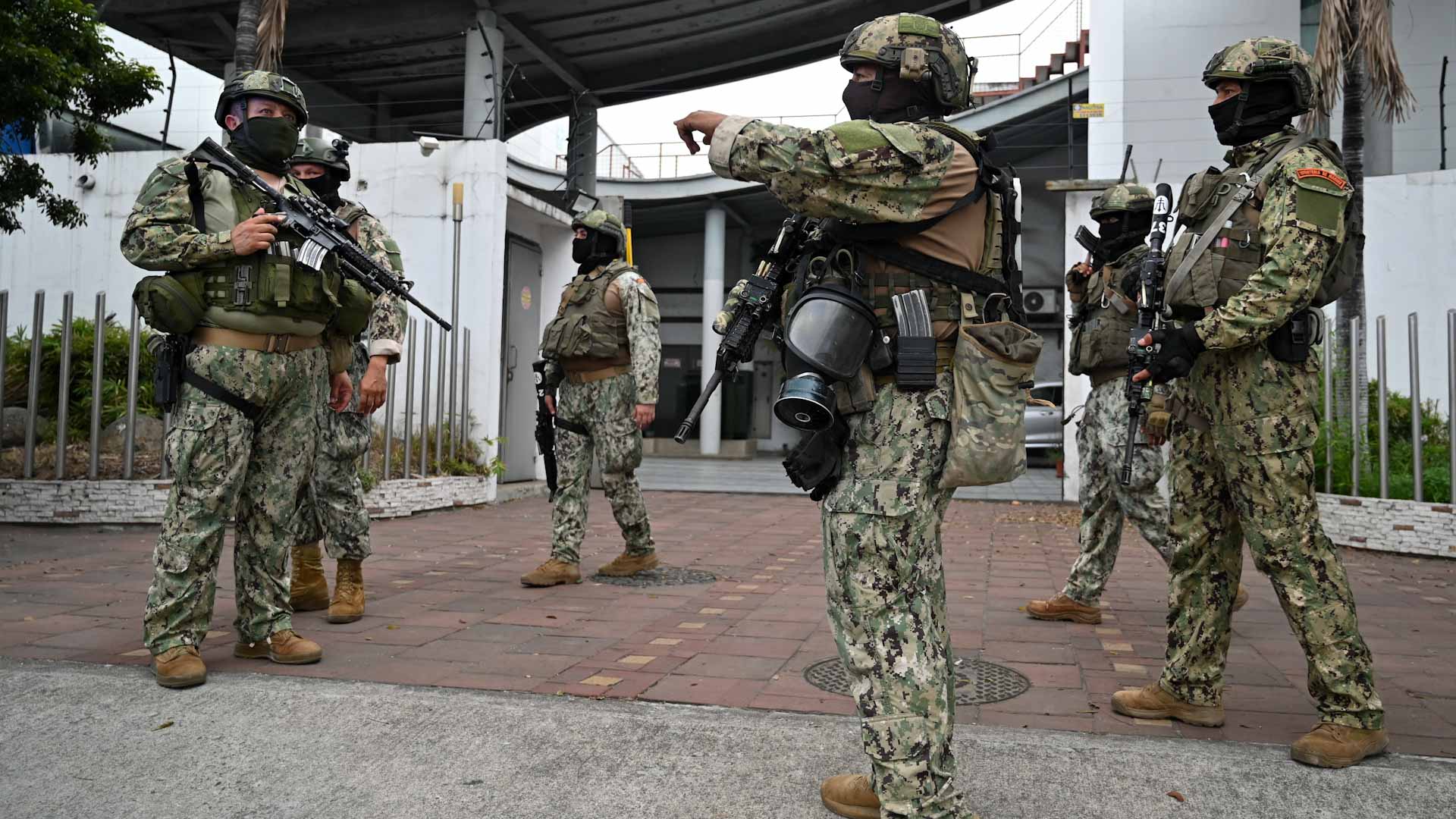 صورة بعنوان: في الإكوادور..الشرطة تعتقل68 من العصابات عقب مهاجمتهم مستشفى  