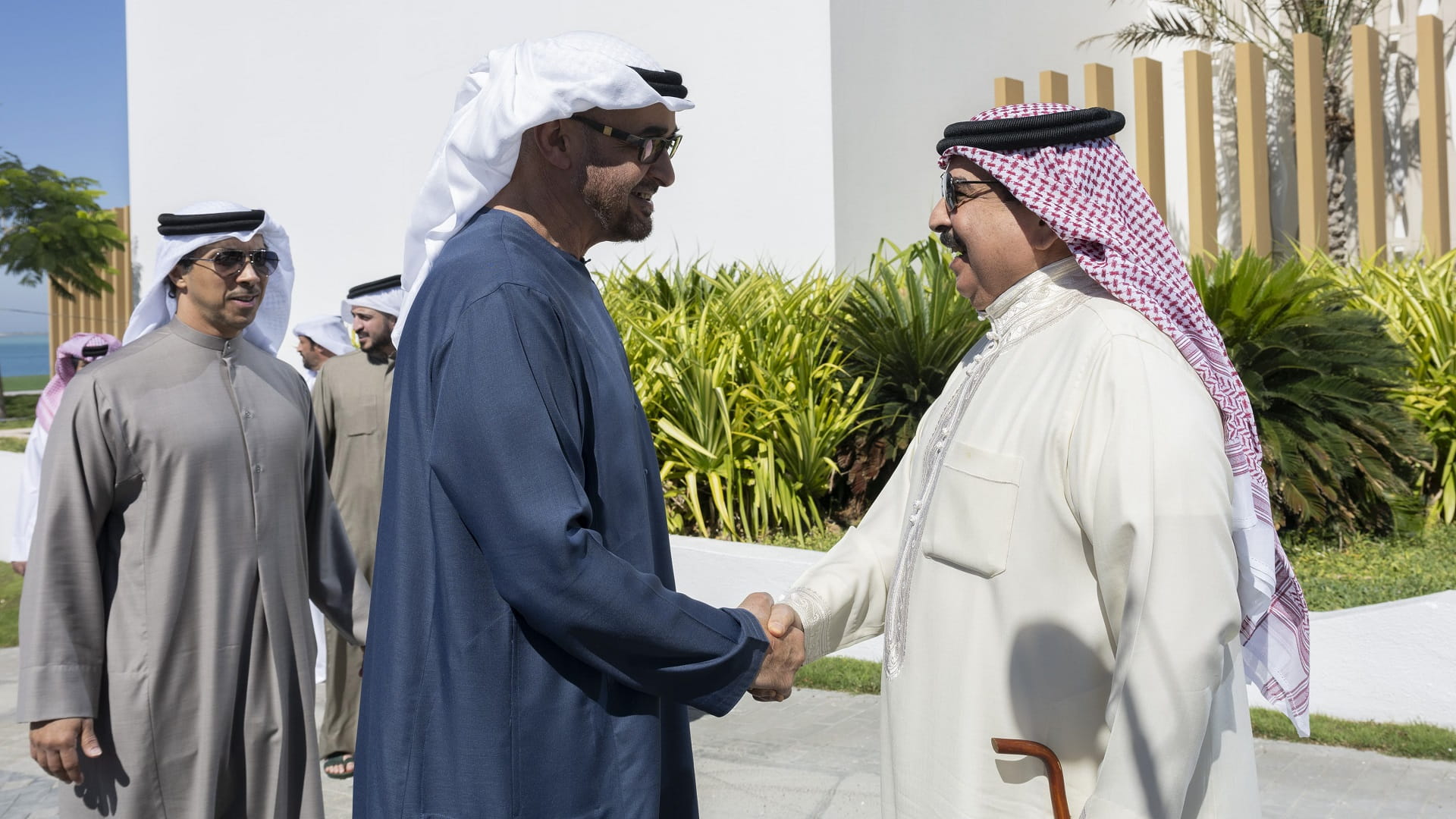 Image for the title: UAE President visits Bahraini King at his residence in Abu Dhabi 