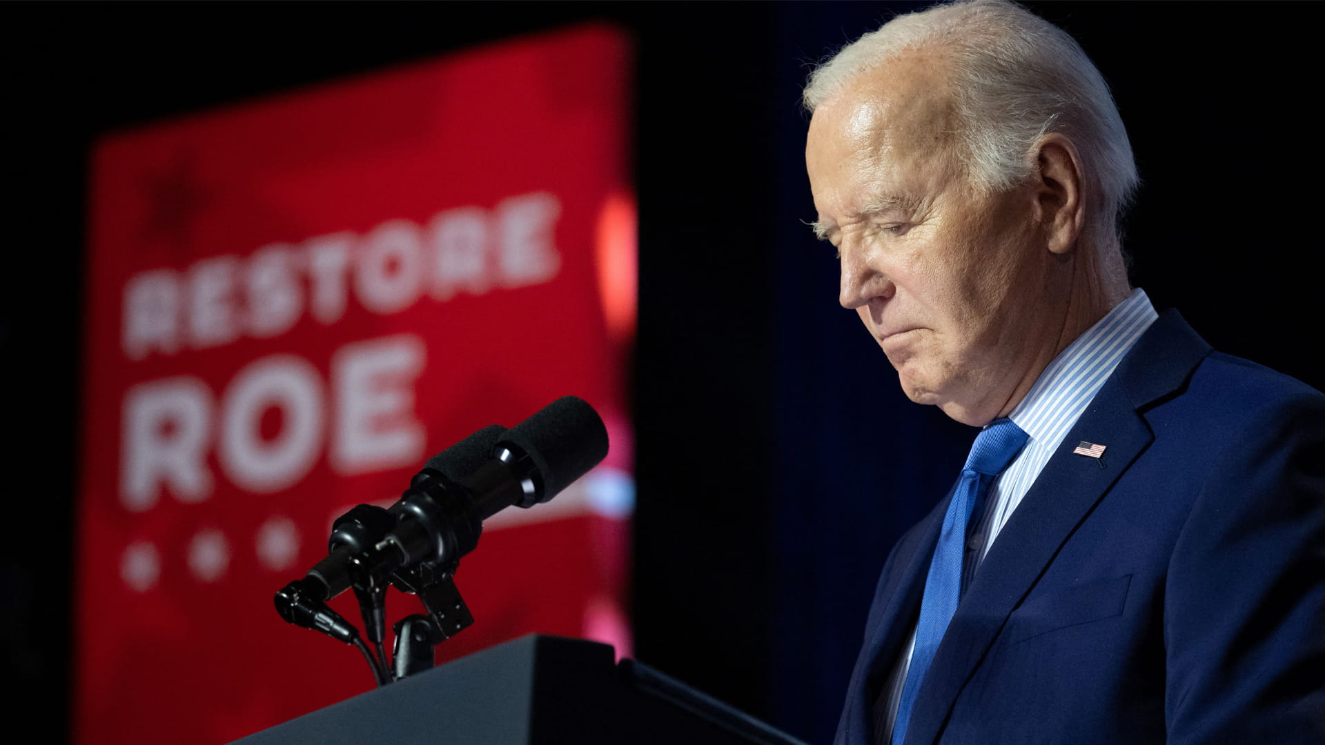 صورة بعنوان: في موقف محرج..بايدن يُجبر على الصمت مراراً أمام محتجين عن حرب غزة  