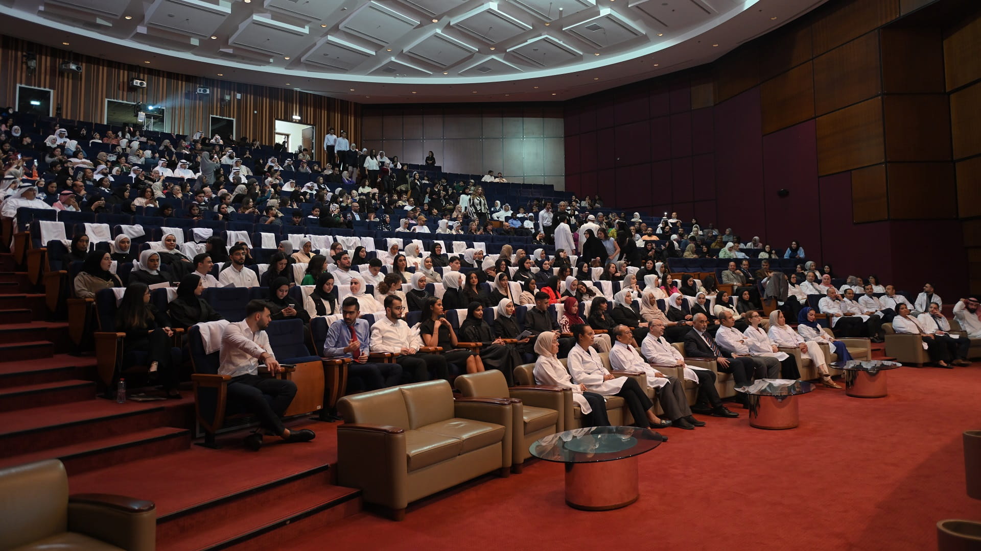 صورة بعنوان: جامعة الشارقة تحتفي بطلبة كلية طب الأسنان في حفل المعطف الأبيض  