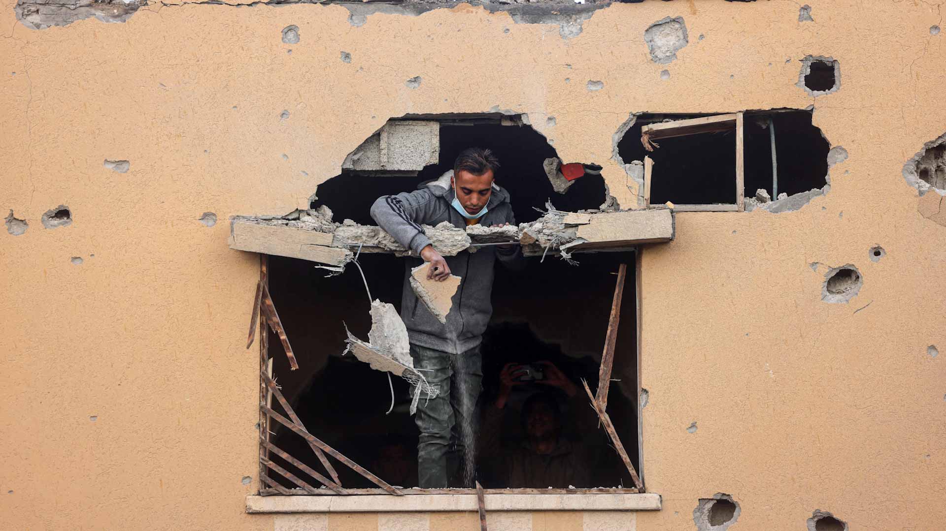 Image for the title: Italy to halt aid to UN agency for Palestinian refugees 