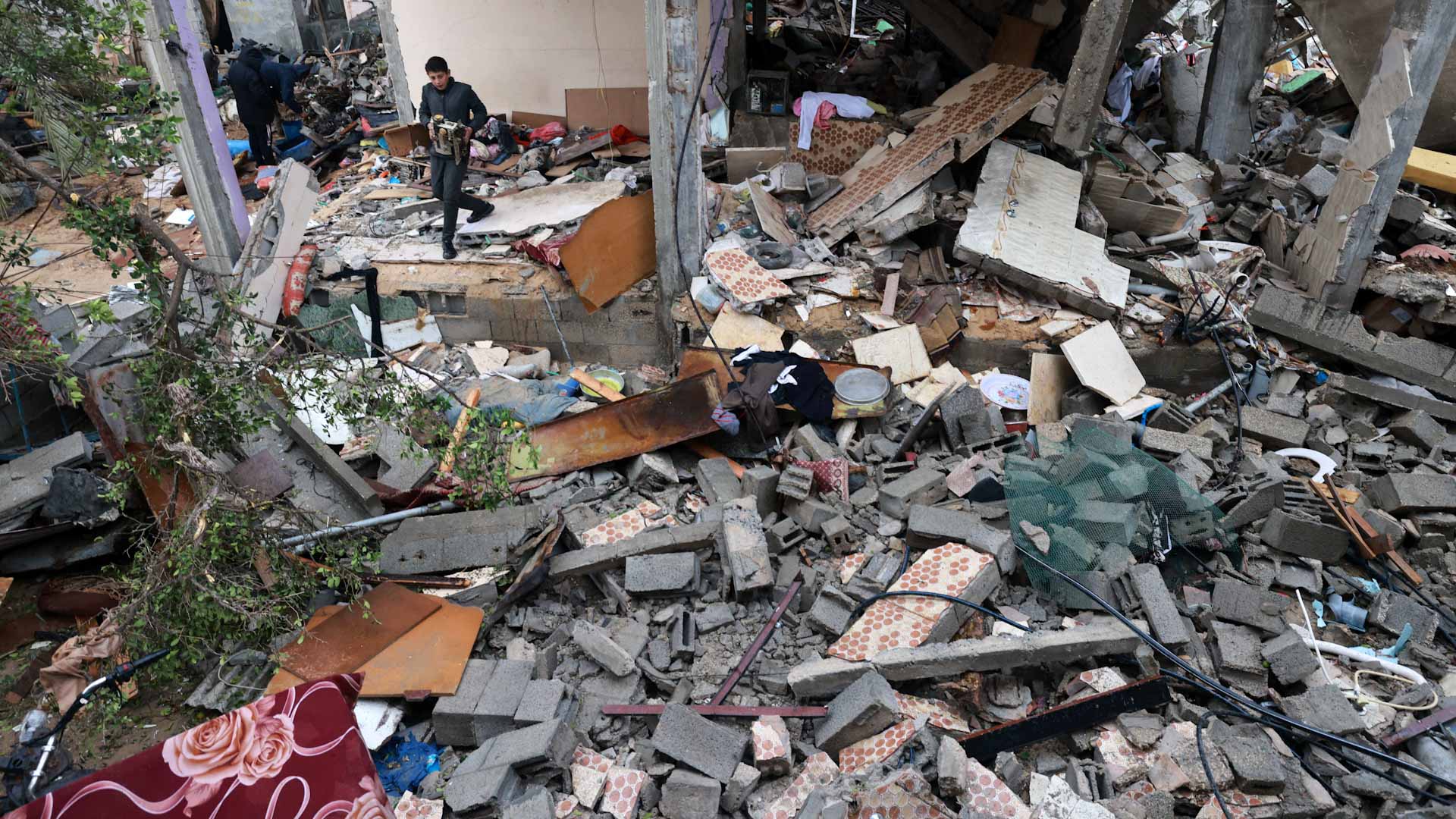 Image for the title: Fighting rages in battleground Gaza city 