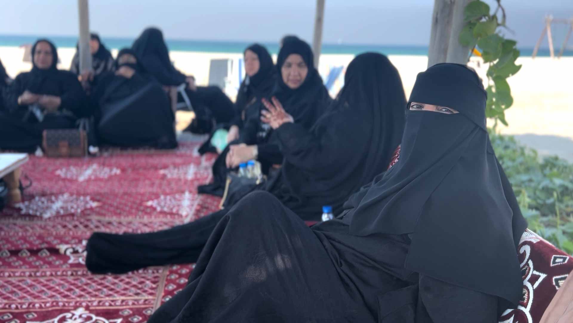 صورة بعنوان: "اجتماعية الشارقة" تنظم رحلة ترفيهية لمنتسبيها على شاطئ الحمرية 