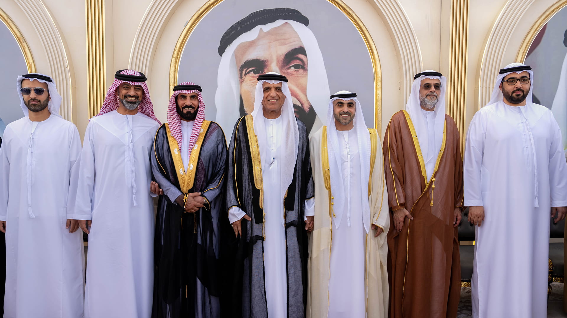 صورة بعنوان: سعود بن صقر وأولياء العهود والشيوخ يشهدون أفراح القاسمي والنعيمي 