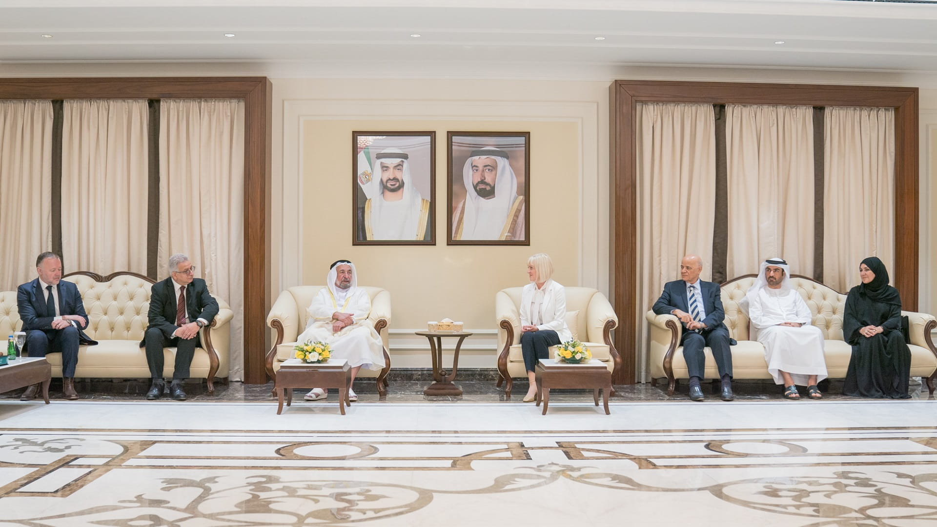 صورة بعنوان: حاكم الشارقة يلتقي وفد جامعة اكستر البريطانية 