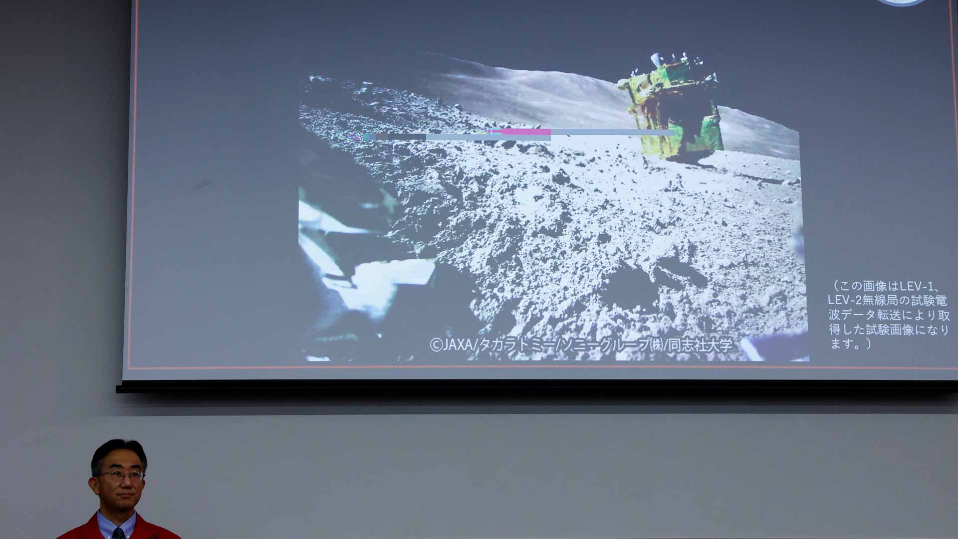 صورة بعنوان: مسبار اليابان"سليم" يستعيد عافيته إثر وهن قواه بعد هبوط على القمر 