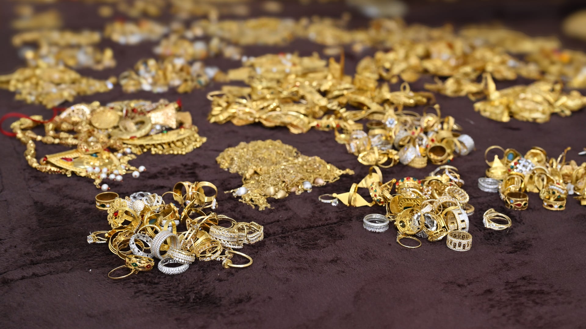 Image for the title: Sharjah Police brilliantly intercepts 800k AED gold heist 