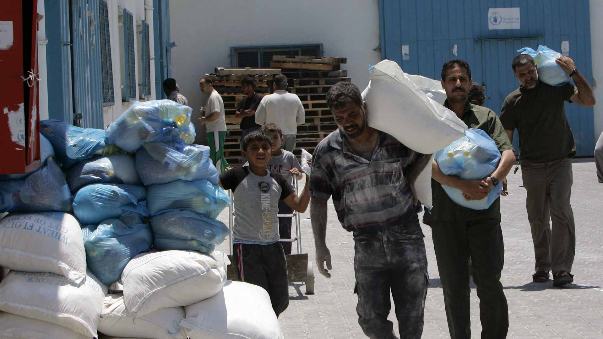 صورة بعنوان: قطع التمويل عن الأونروا سيصيب غزة بأكبر كارثة إنسانية على الإطلاق  