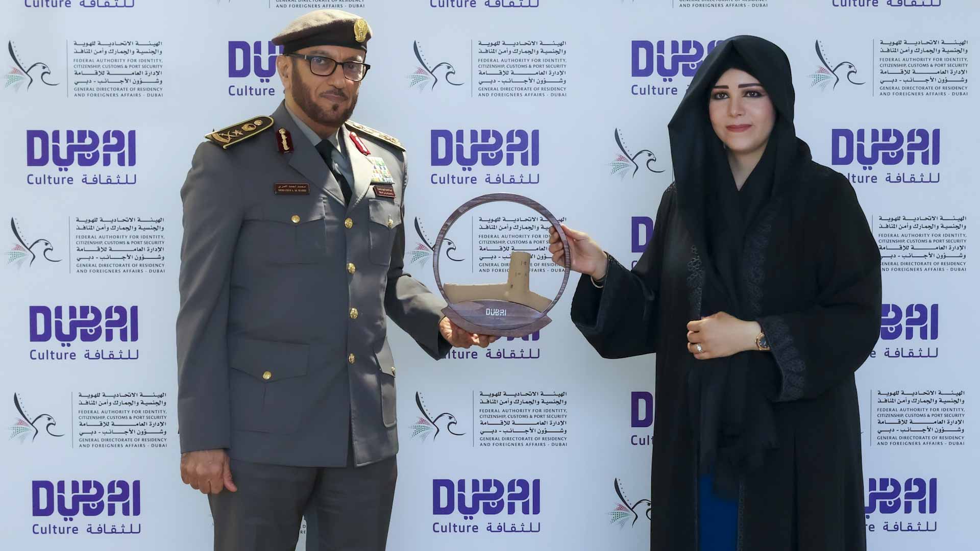 صورة بعنوان: لطيفة بنت محمد تكرم الإدارة العامة للإقامة وشؤون الأجانب في دبي 