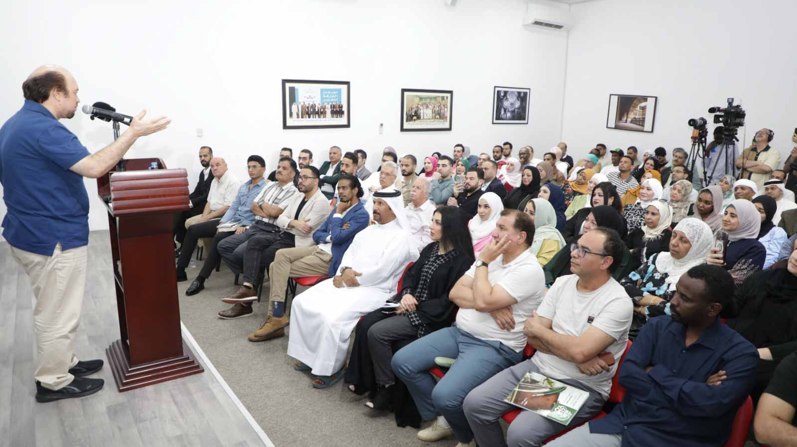 صورة بعنوان: في عالم الجمال..بيت الشعر يستضيف قصائد مضمخة بالحب والأسئلة 