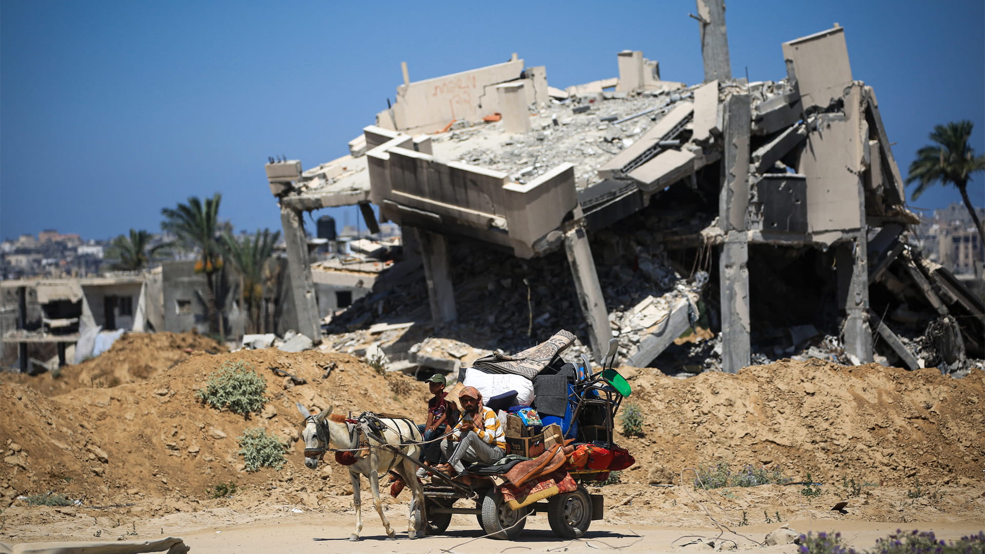 صورة بعنوان: إسرائيل تواصل قصف غزة والآلاف يفرون في جنوب القطاع 