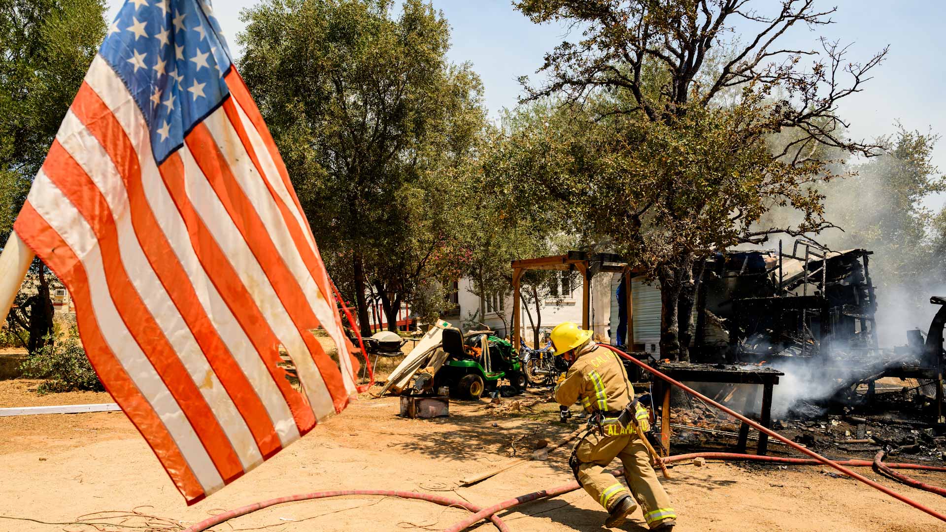 صورة بعنوان: في أميركا.. حرائق الغابات تهاجم بيوت ومركبات السكان بكاليفورنيا 