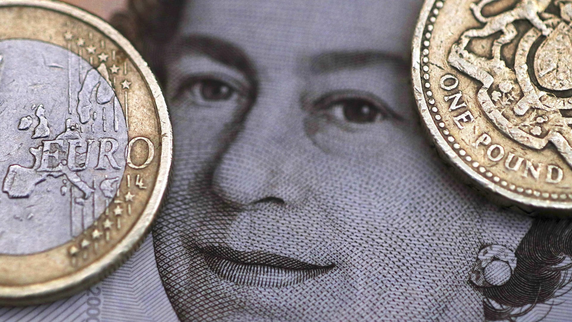 صورة بعنوان: الإسترليني واليورو يصعدان بدعم من تراجع الدولار  