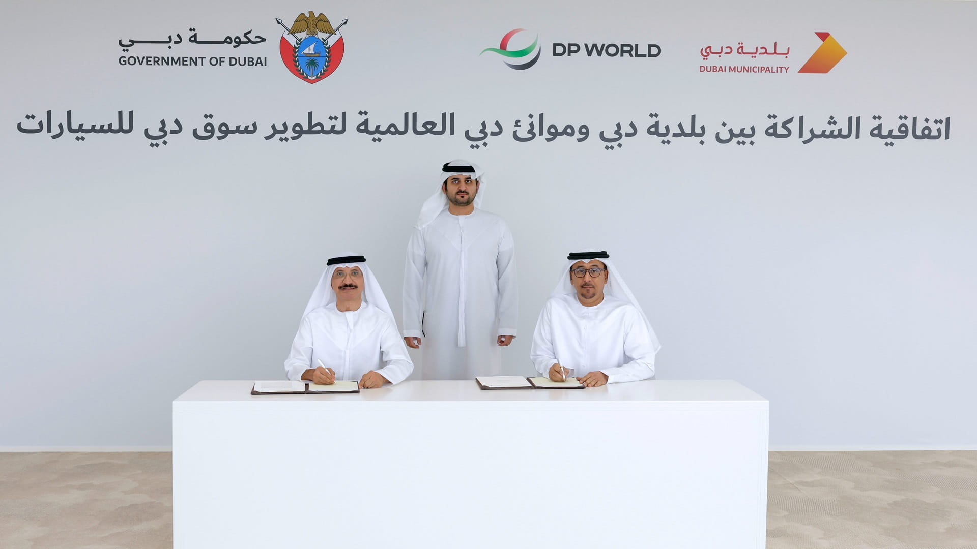 صورة بعنوان: محمد بن راشد يوجّه بتطوير سوق دبي للسيارات ليكون الأكبر في العالم  