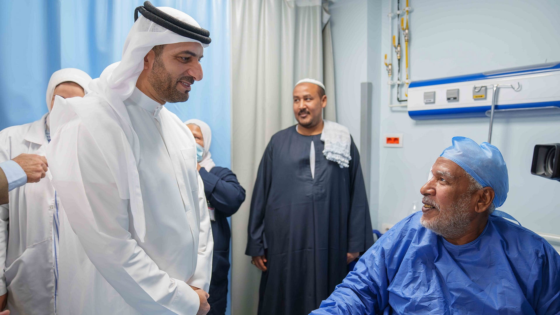 صورة بعنوان: سلطان بن أحمد يدشن حملة عمليات العيون في مستشفى أسوان الجامعي 