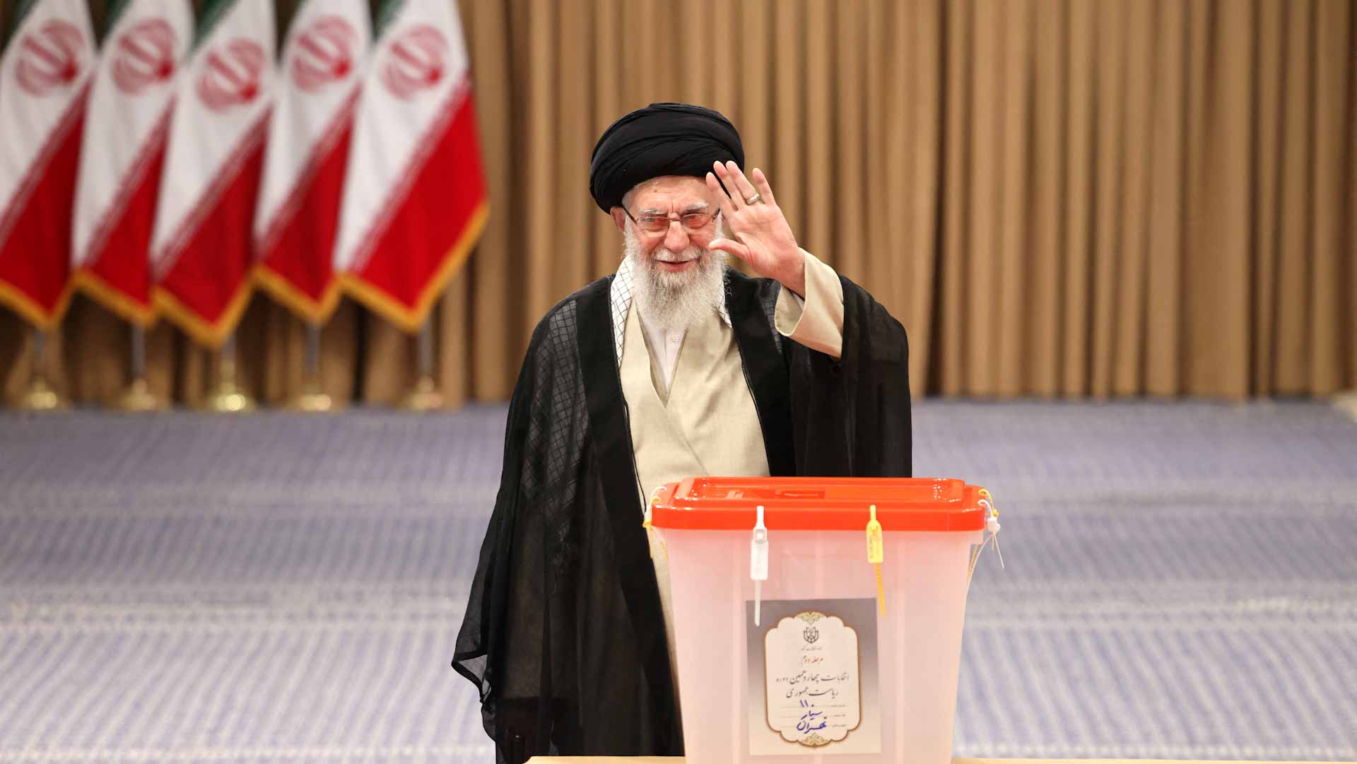 صورة بعنوان: بدء التصويت في الجولة الثانية من الانتخابات الرئاسية في إيران 