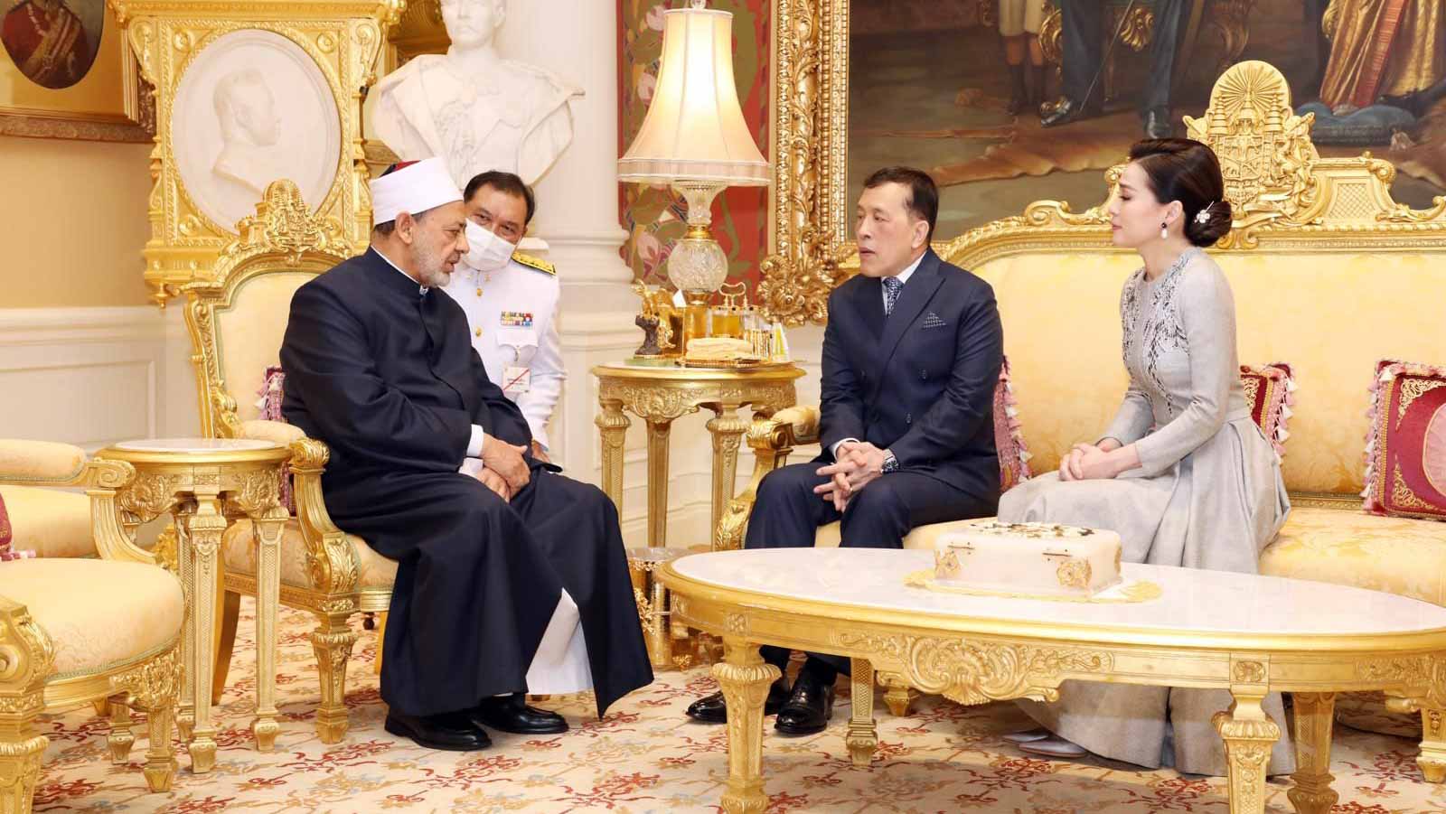 صورة بعنوان: ملك تايلاند يشيد بالأزهر الشريف وجهود "حكماء المسلمين" 