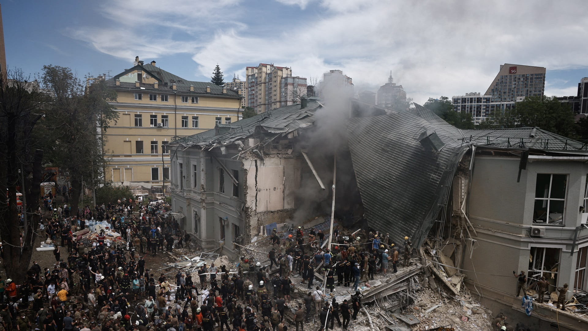 صورة بعنوان: أوكرانيا تعلن مقتل 29 وإصابة مستشفى للأطفال في هجوم صاروخي روسي 